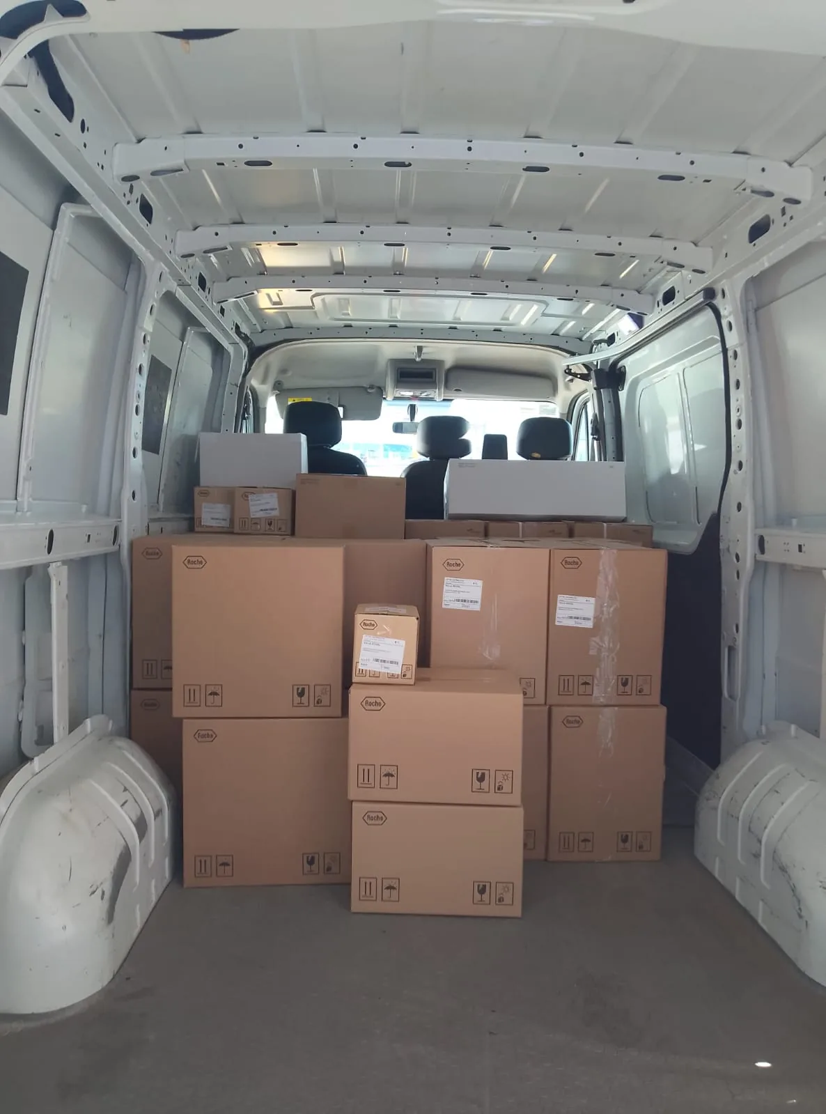 Centro de distribución de Transportes Arbina con unidades listas para larga distancia